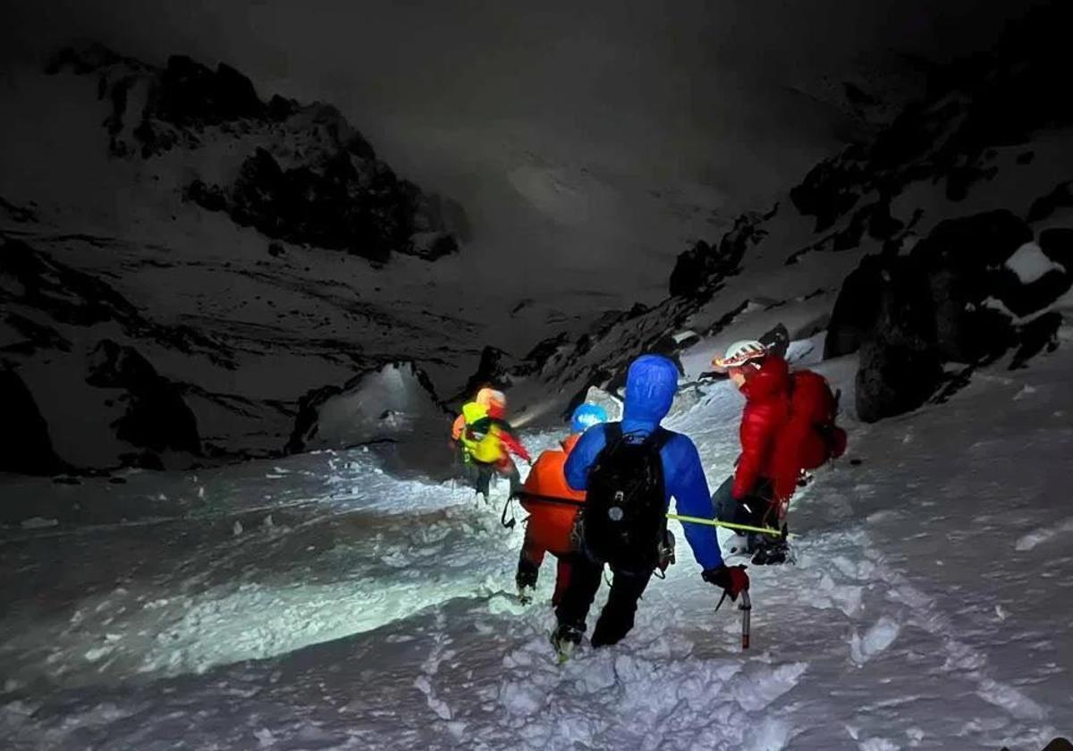 Rescate de los dos montañeros enriscados en Peña Ubiña.