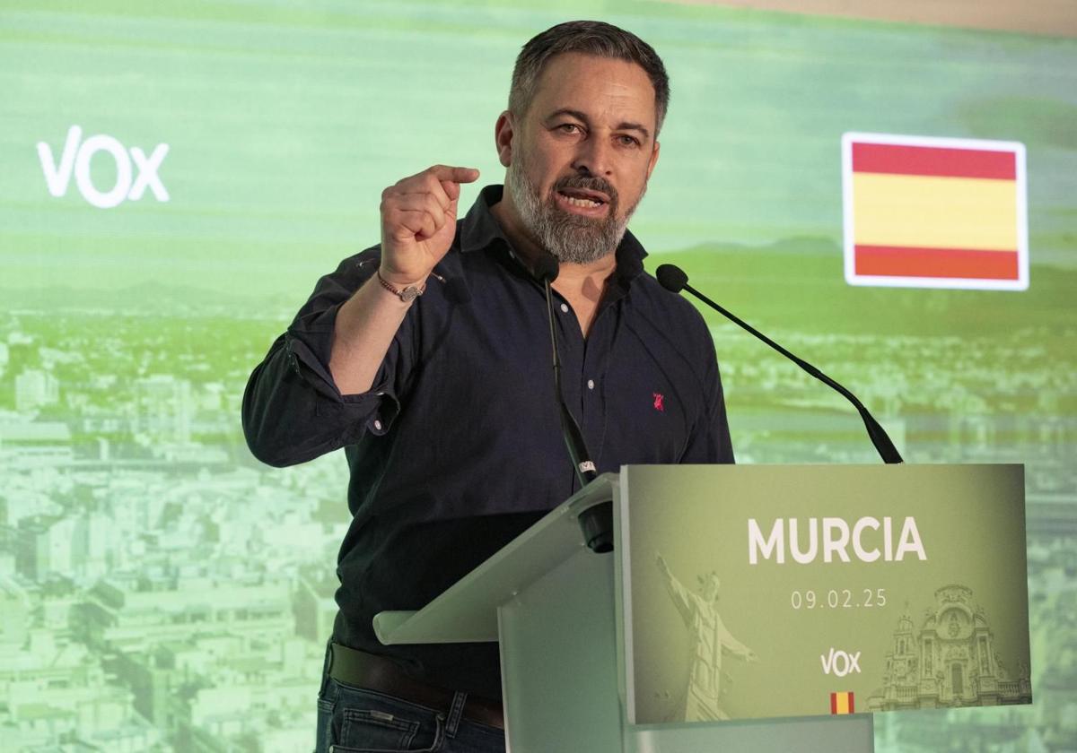 El líder de Vox, Santiago Abascal, durante un encuentro con militantes en Murcia.