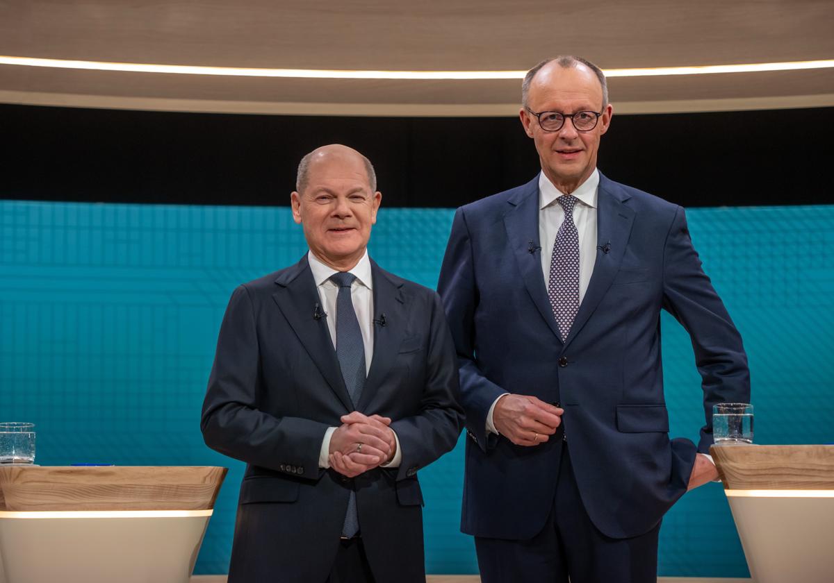 Olaf Scholz y Friedrich Merz posan antes del debate que mantuvieron.