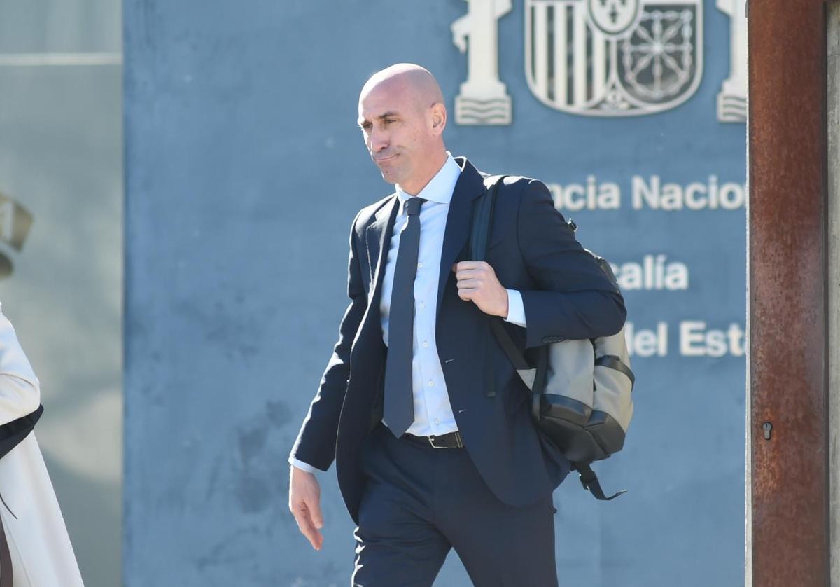 Luis Rubiales, a su salida del juicio, en la Audiencia Nacional en San Fernando de Henares (Madrid).