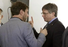 Carles Puigdemont y Toni Comín durante unas jornadas de trabajo de Junts en Waterloo (Bélgica).