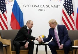 Putin y Trump se dan la mano en la reunión del G-20 en Osaka, en 2019.