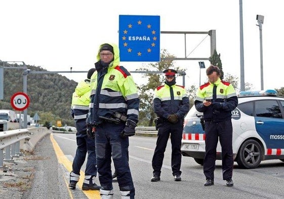 Unos mossos en la frontera.