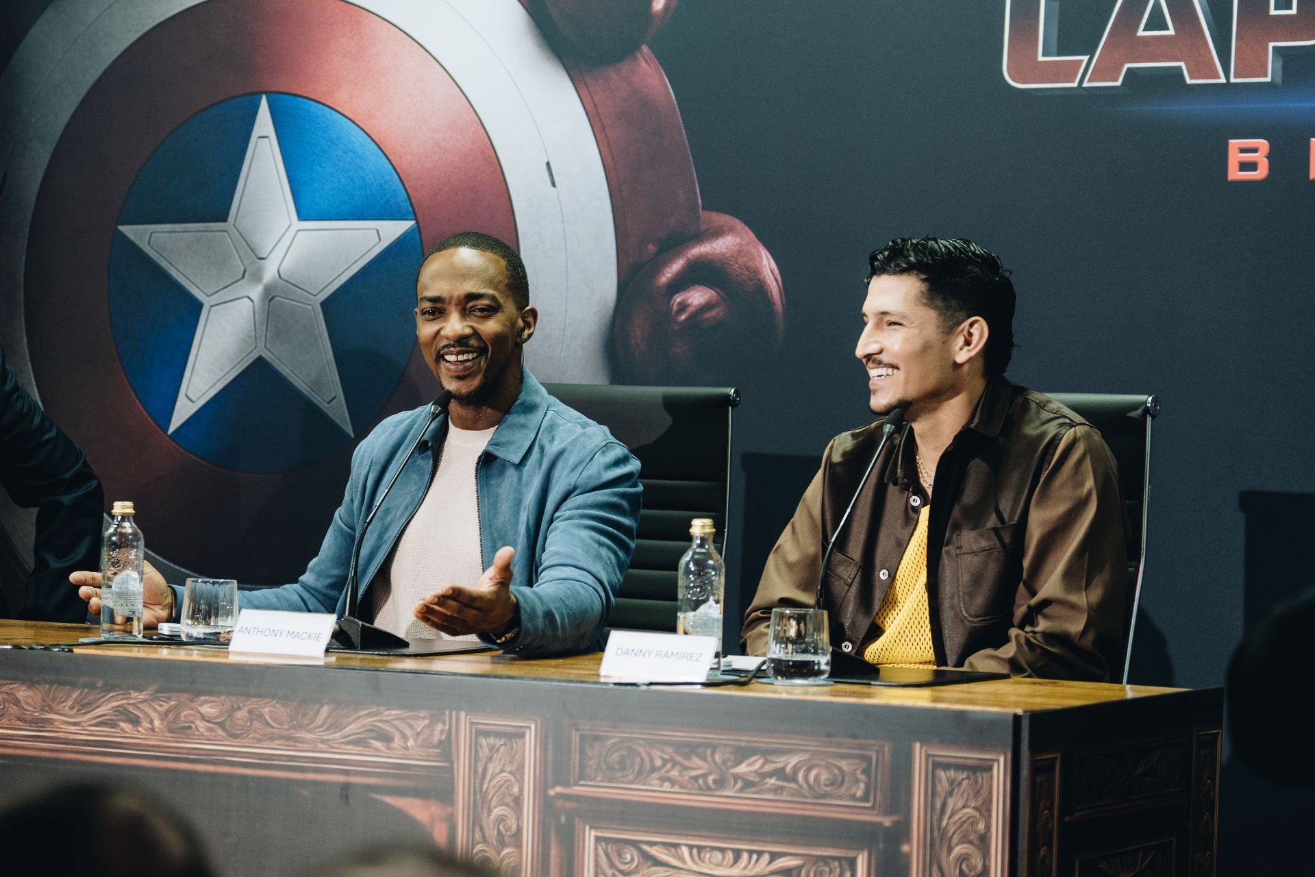 Anthony Mackie y Danny Ramírez, durante la rueda de prensa en Madrid.