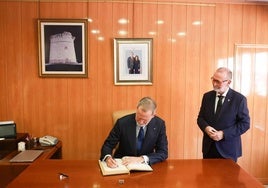 El rey Felipe VI (i) presidiendo este lunes la sepultura del humanista Rafael Altamira