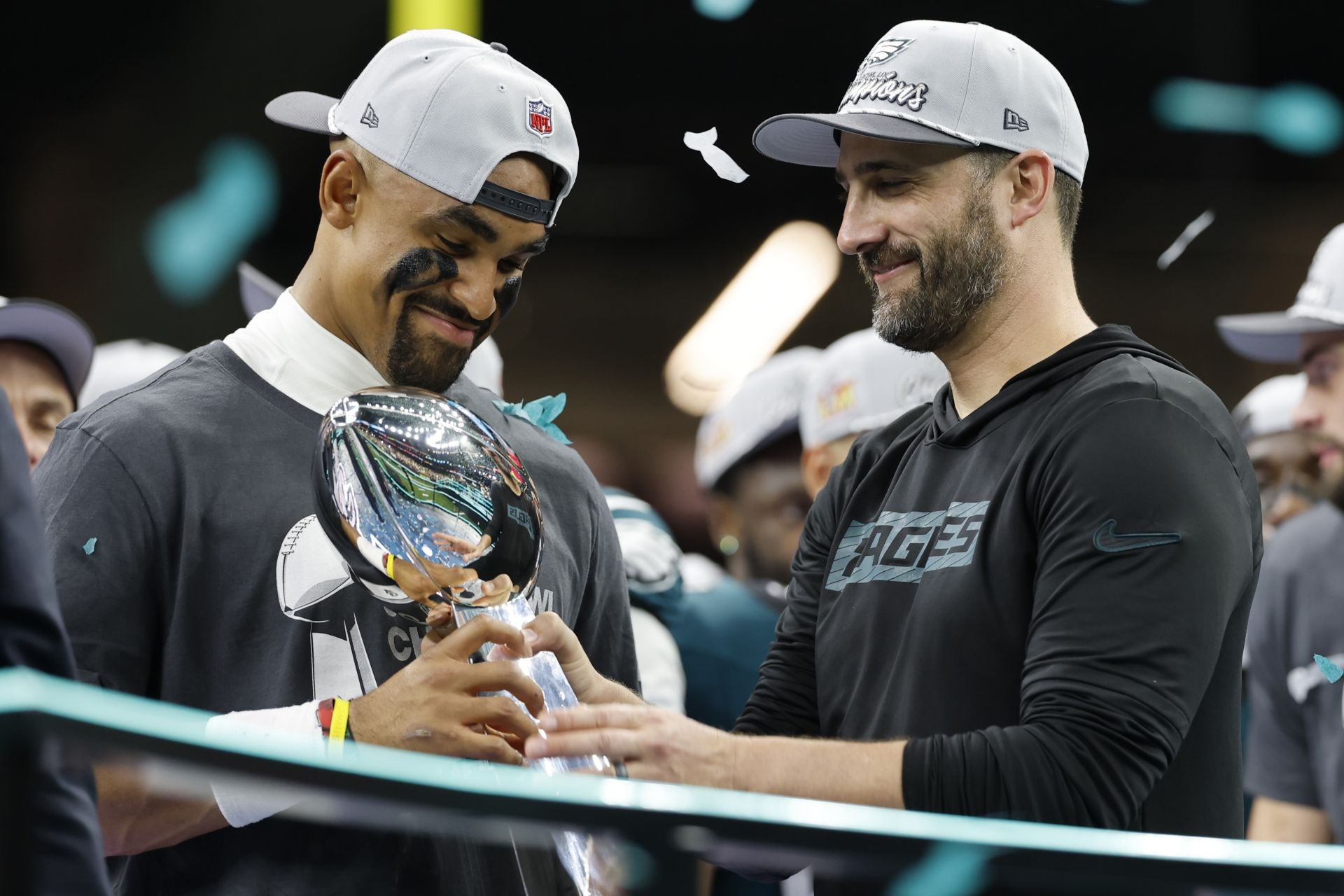 Jalen Hurts quarterback de los Philadelphia Eagles, y su entrenador, Nick Sirianni, admiran el Trofeo Vince Lombardi que les acredita como ganadores de la Super Bowl LIX.