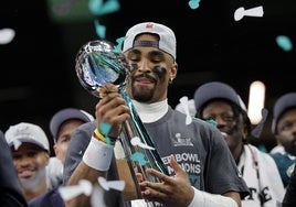 Jalen Hurts, quarterback de los Philadelphia Eagles, sostiene el Trofeo Vince Lombardi.