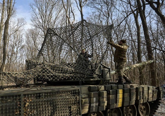 Soldados ucranianos camuflan un tanque en la región de Járkov.