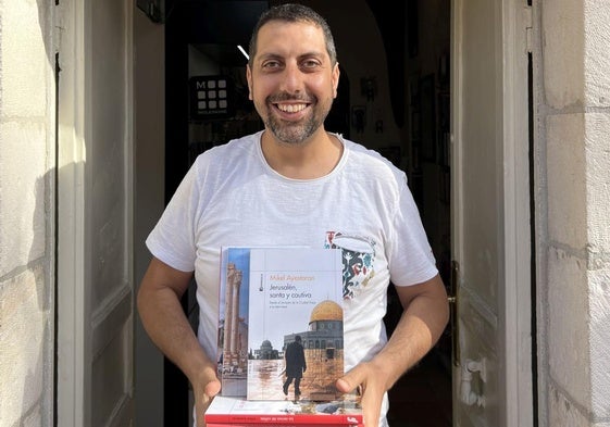 Mahmoud Muna, propietario de la librería Educational Bookshop en Jerusalén.