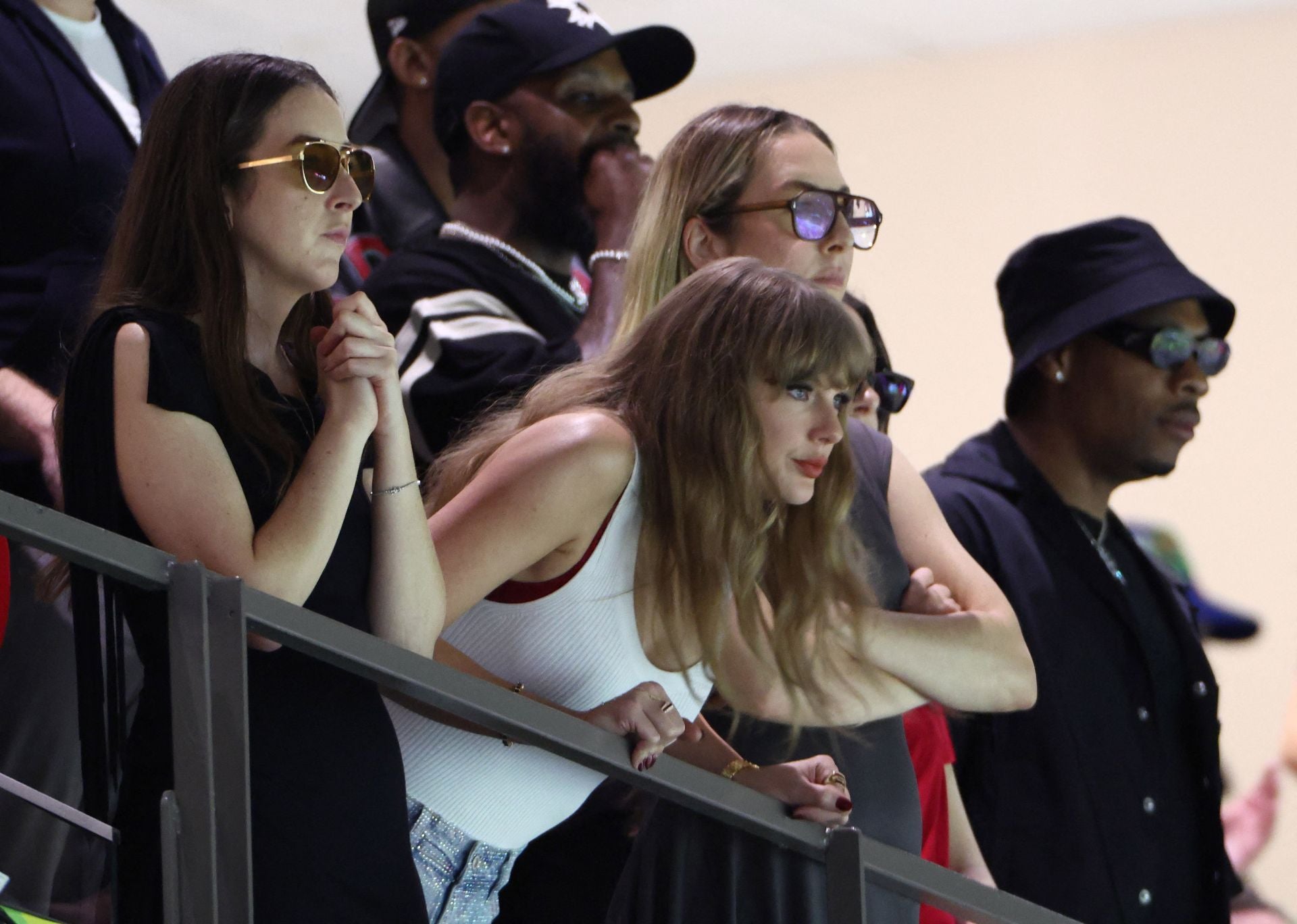 La cantante Taylor Swift sigue con atención el partido celebrado en el Caesars Superdome de Nueva Orleans.