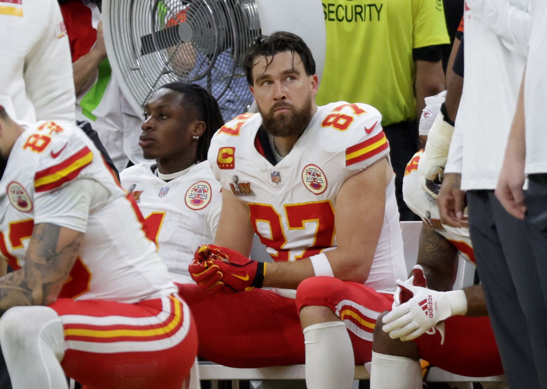 La cara de circunstancias de Travis Kelce en la banda reflejaba el desconcierto de unos Kansas City Chiefs que se marcharon perdiendo 24-0 al descanso.