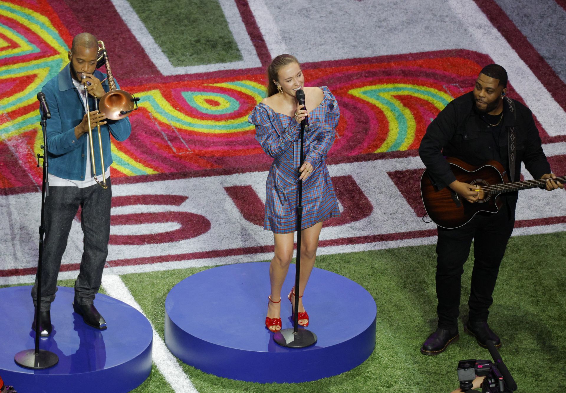 La cantante Lauren Daigle interpreta el tema 'America the Beautiful' antes del inicio del partido entre los Philadelphia Eagles y los Kansas City Chiefs. 