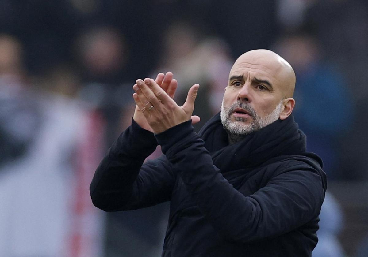 Pep Guardiola aplaude a los jugadores del City.