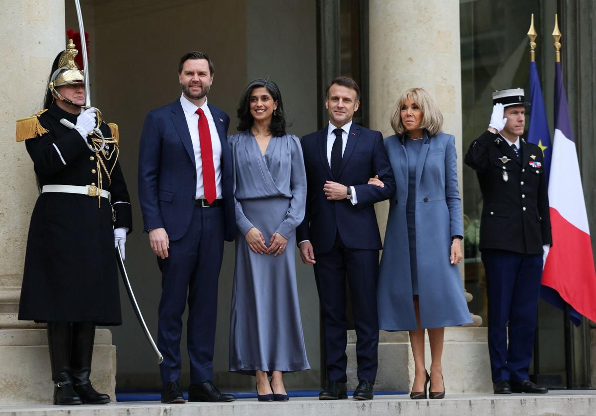 El vicepresidente estadounidense, J. D. Vance, y su esposa, Usha Vance, junto al matrimonio Macron, en la cumbre de la IA.