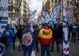 Varias personas durante una concentración, frente a la Delegación del Gobierno de Cataluña.