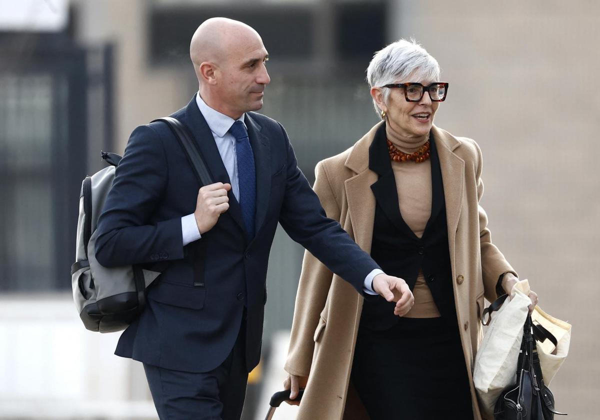 Luis Rubiales arriving at the trial.
