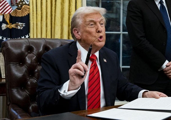 Donald Trump, el lunes, durante su última firma de decretos.