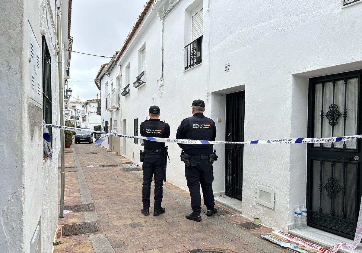 Agentes, junto al portal de la vivienda.