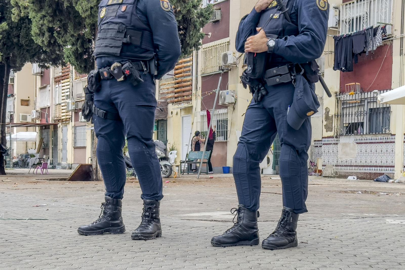 Dos agentes de la Policía Nacional en Sevilla