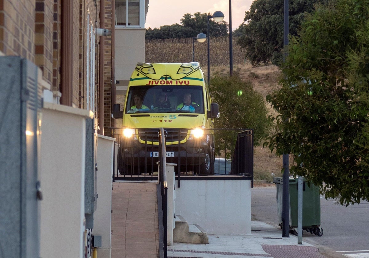 Una UVI móvil durante un servicio de emergencia sanitaria en un domicilio.