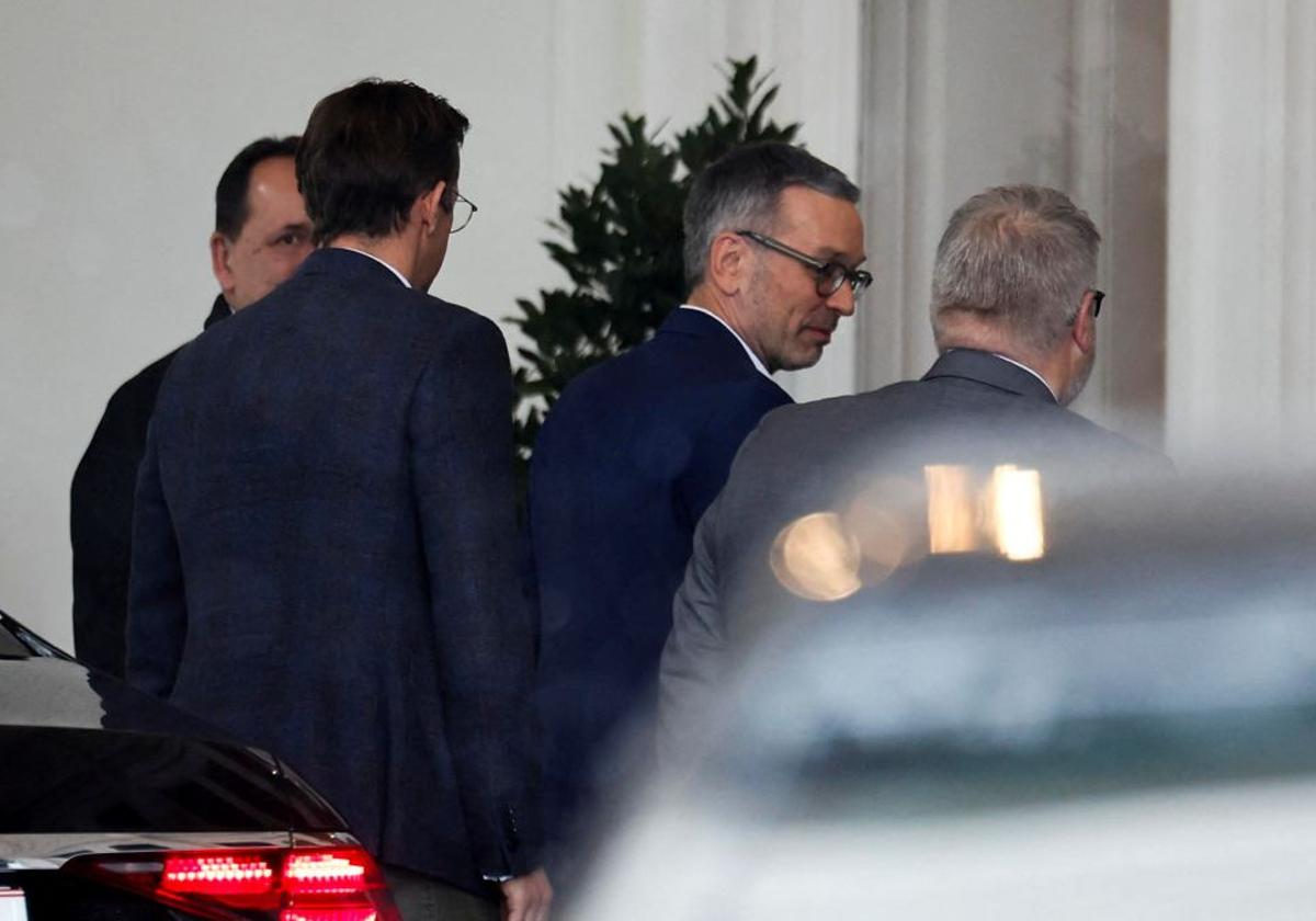 El líder del Partido de la Libertad, Herbert Kickl, llega al Palacio de Hofburg para reunirse con el presidente austriaco, Alexander van der Bellen.