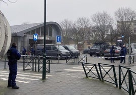 Dispositivo policial frente a la estación de metro de Clemenceau, en el barrio de Anderlecht, donde se produjeron dos tiroteos.