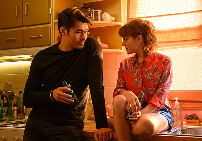 Henry Golding y Beatrice Grannò en 'Daniela Forever'.