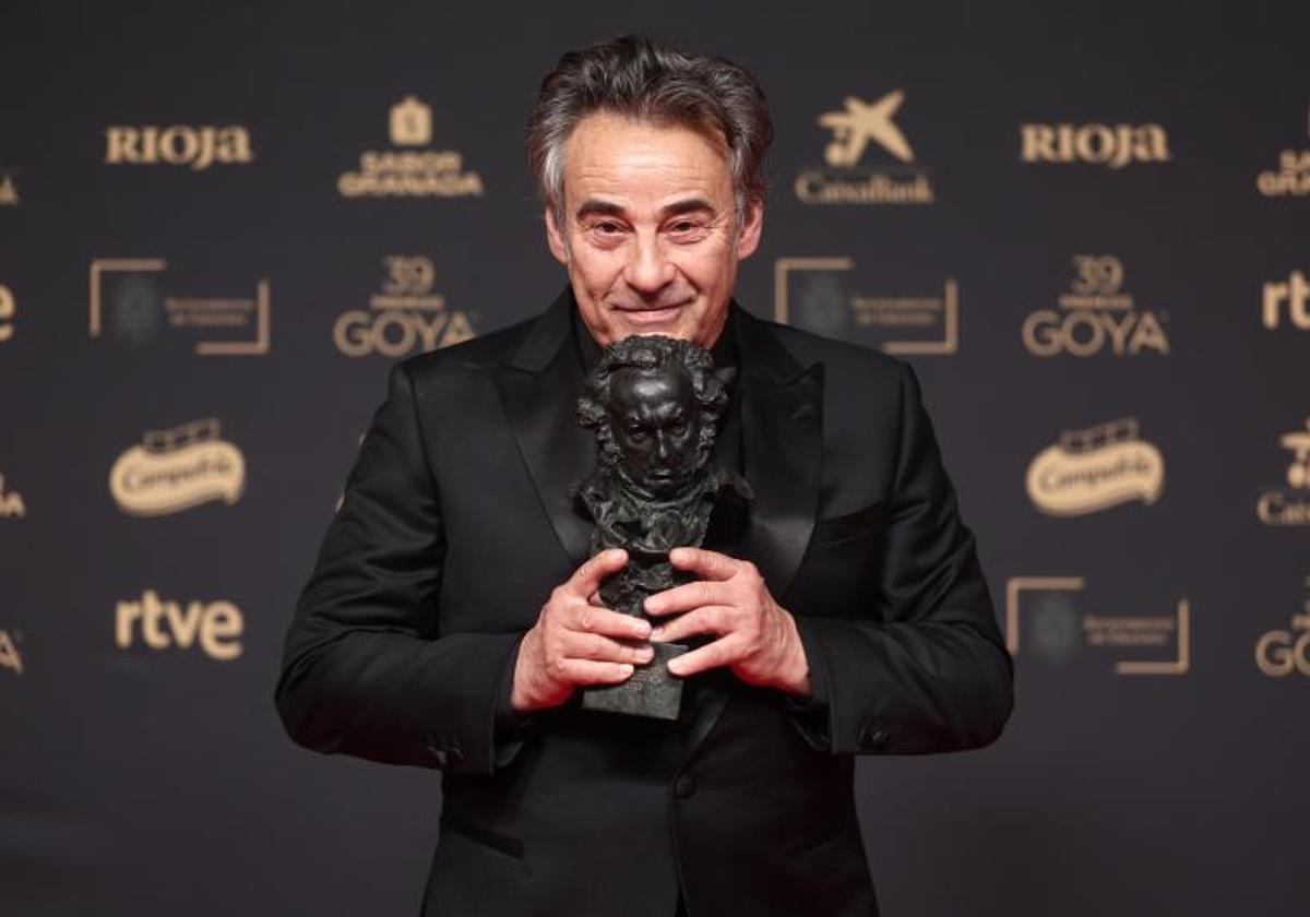 El actor Eduard Fernández posa tras recibir el Goya a Mejor actor protagonista