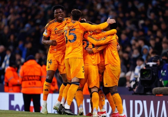 Los jugadores del Real Madrid celebran la victoria ante el City en el Etihad.