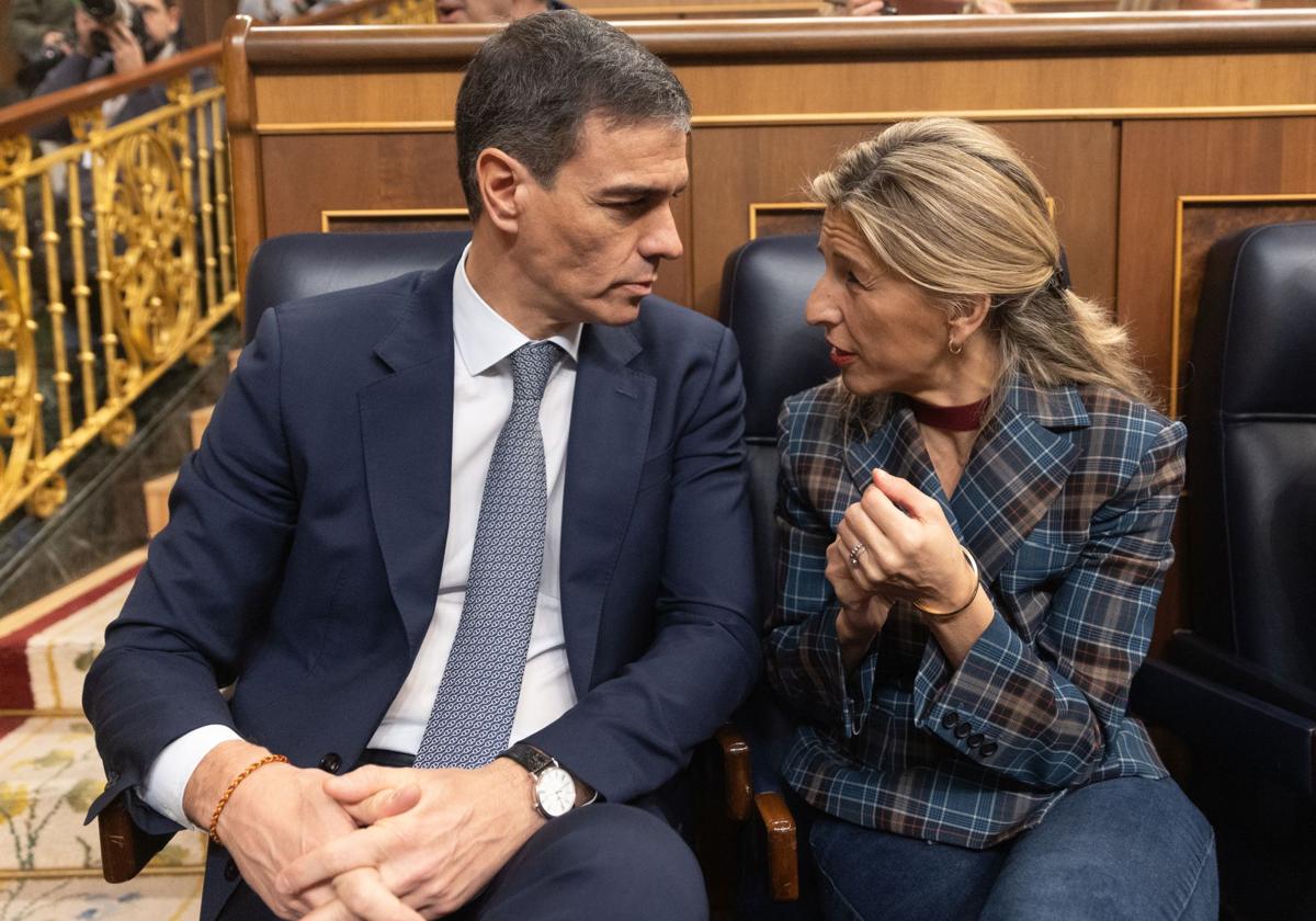 El presidente del Gobierno, Pedro Sánchez, y la vicepresidenta segunda del Gobierno, Yolanda Díaz, durante la sesión de control al Gobierno.