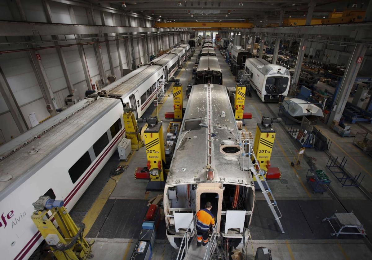 Trenes Talgo, en un taller de reparación.