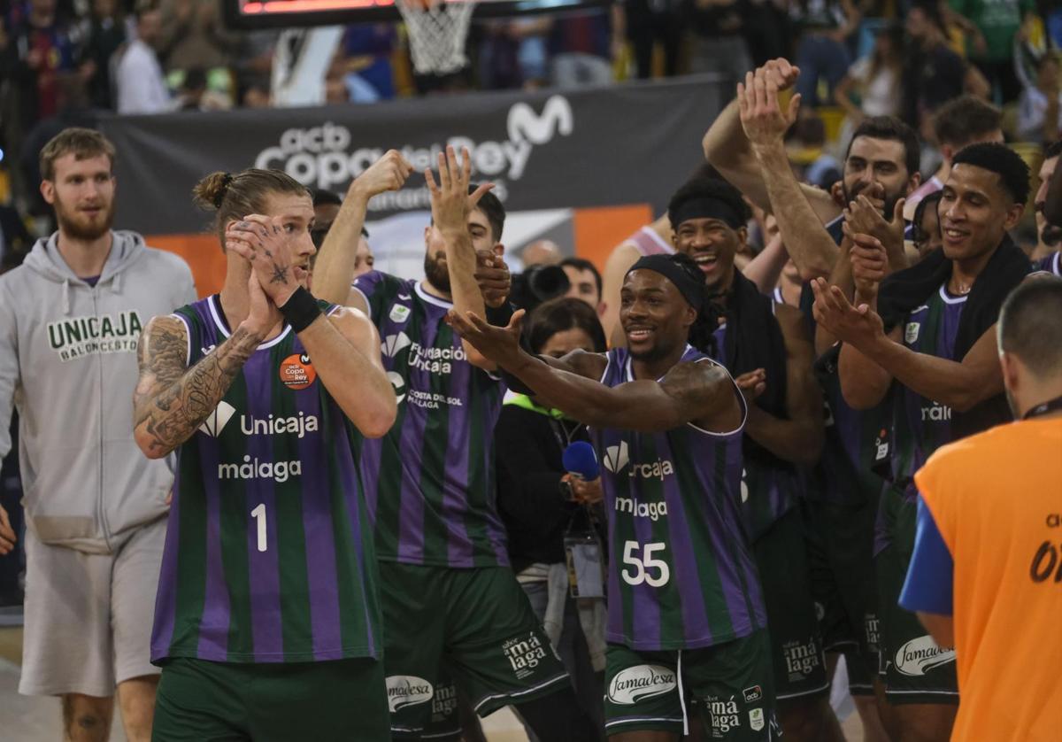 Los jugadores del Unicaja celebran su victoria ante el Joventut.