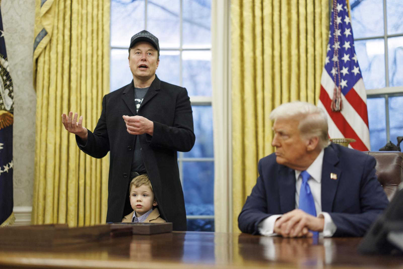 Elon Musk, su hijo y Donald Trump.