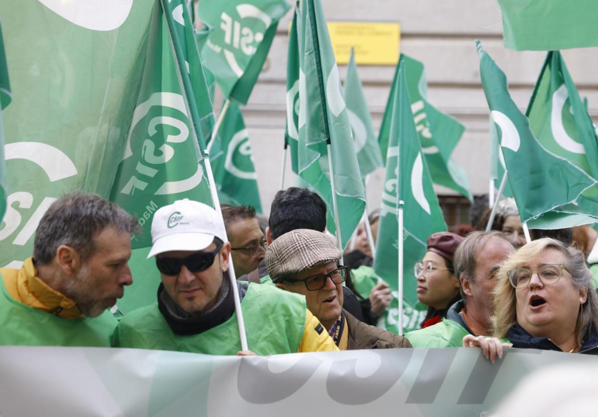 Concentración convocada por CSIF frente al ministerio de Hacienda.