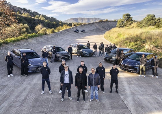 Los jugadores del Barcelona con sus coches en la pista de Terramar