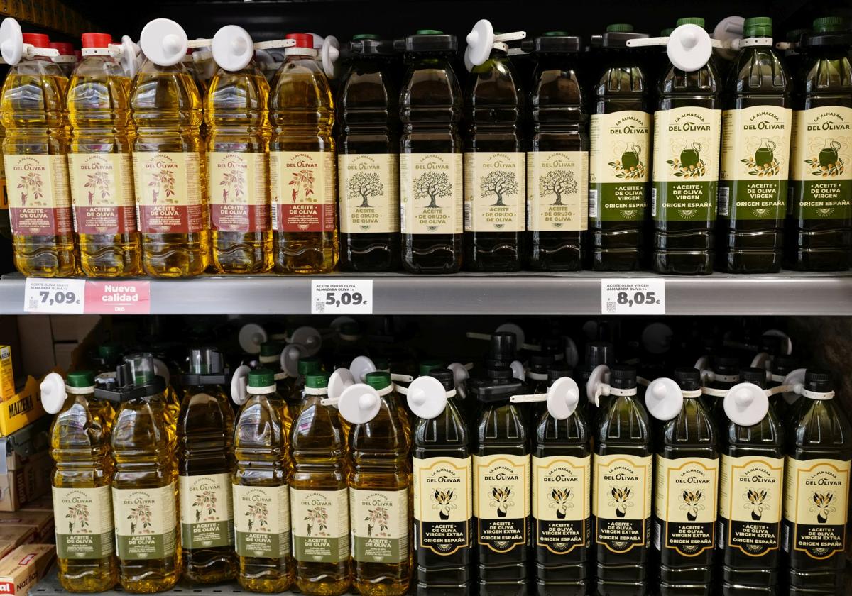 Lineal de un supermercado con diferentes marcas y tipos de aceite de oliva.