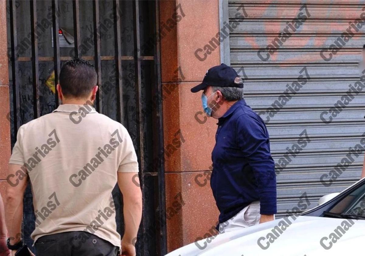 Miguel Gallego Pousada, este jueves durante la inspección de su vivienda.