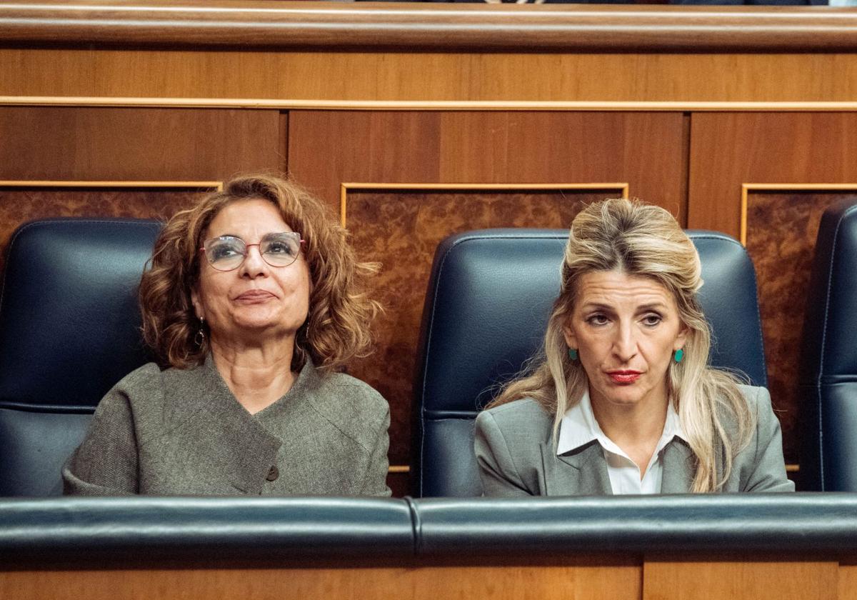 La vicepresidenta primera y ministra de Hacienda, María Jesús Montero junto a la vicepresidenta segunda y ministra de Trabajo y Economía Social, Yolanda Díaz.