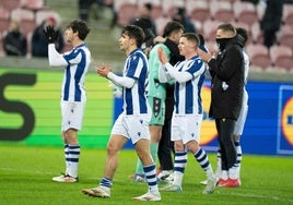 Los jugadores de la Real aplauden a su afición tras su victoria el jueves en Dinamarca.