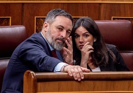 Pepa Millán, portavoz parlamentaria de Vox, y Santiago Abascal en el Congreso