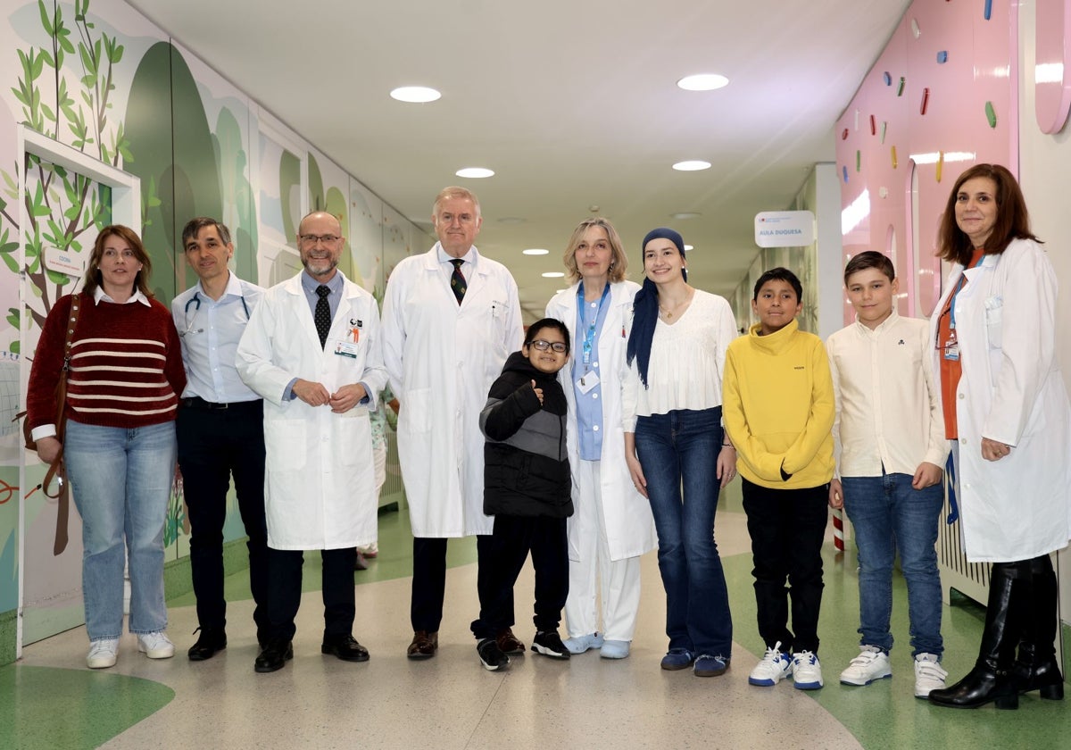 Jóvenes pacientes del Hospital Niño Jesús, una referencia en cáncer infantil, posan con profesionales del centro madrileño que participaron en un reciente curso de oncología pediátrica.