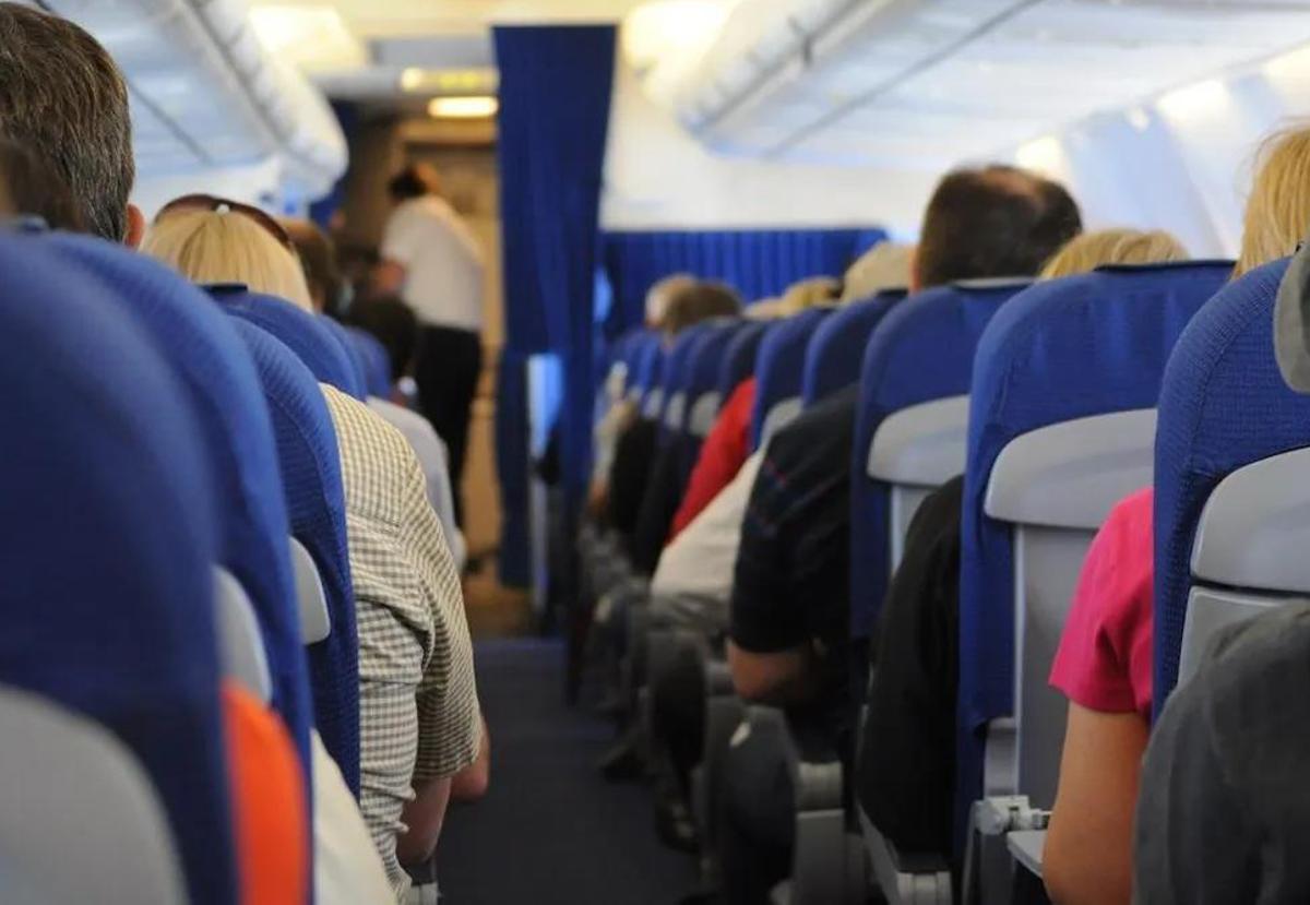 El interior de un avión.