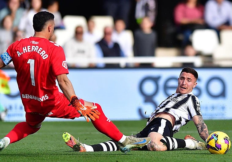 Baturina pone fin en Cartagena a la racha negativa del Málaga