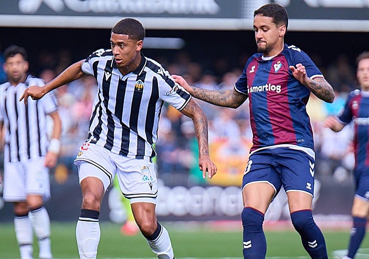 El Castellón se asienta en la zona media ante el Eibar