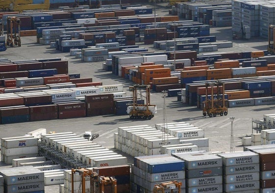 Vista de una terminal de carga en el Puerto de Barcelona.