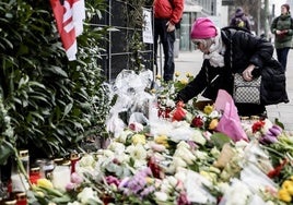 Una mujer deposita una flor en el altar improvisado por las víctimas del atropello múltiple en Múnich.