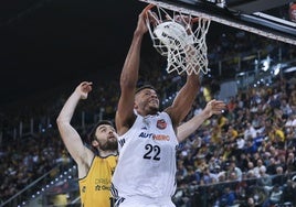 Edy Tavares realiza un mate ante Mike Tobey durante la semifinal Gran Canaria-Real Madrid.