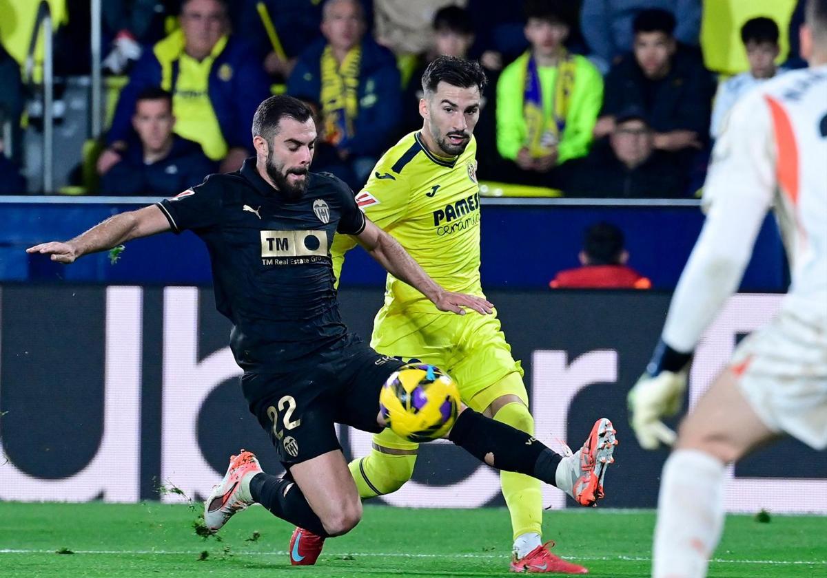 Un momento del partido entre el Villarreal y el Valencia.