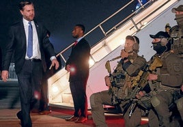 JD Vance, vicepresidente de Estados Unidos, camina junto a militares alemanes antes de subir al avión para regresar a Washington.