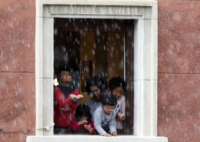 Desde casa. Unos niños juegan con el granizo de finales de marzo.